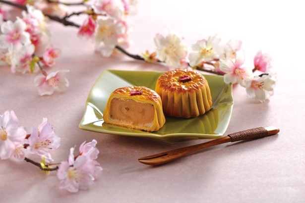 桜のあんを使用した一口サイズの「横濱月餅 さくら」は上にあしらわれた桜の塩漬けもかわいい