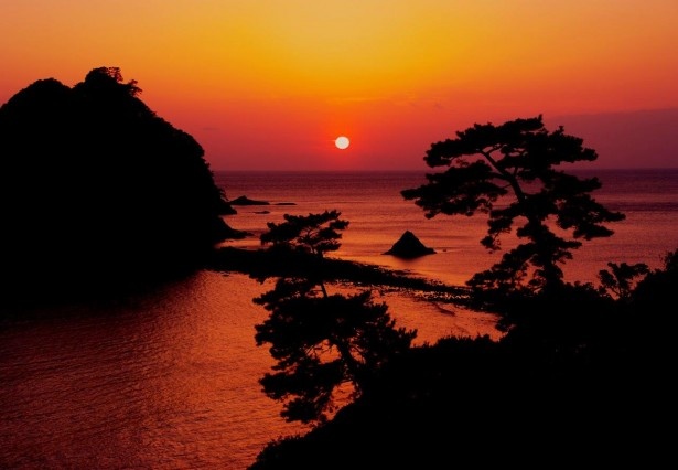 【写真を見る】落ちていく夕日に映し出される絶景の「トンボロ」