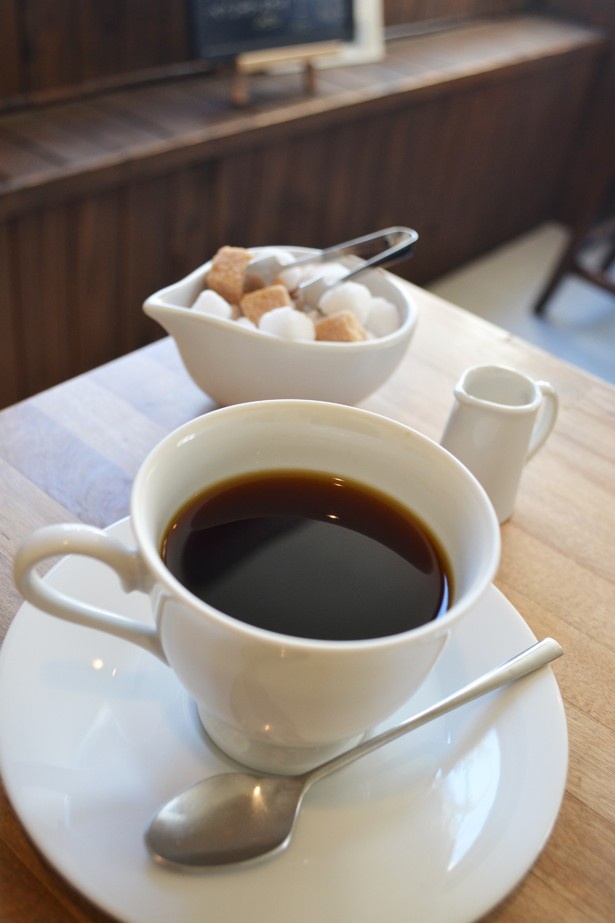 「東向島珈琲店」のブレンドコーヒーは、香り豊かな「プラージュブレンド」450円と、苦味を強調した「メールブレンド」450円の2種