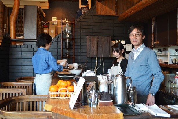 「お客さん同士が語らえる場になってほしい」と語る「東向島珈琲店」のオーナー、井奈波康貴さん(右)