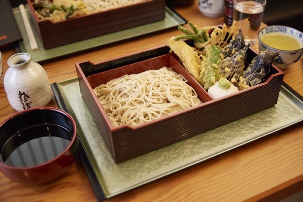 6月末～10月初め限定の「寺島せいろ」1400円。寺島なすは、きめこまやかでクリーミーな食感が特徴だ(「きそば 長平」)