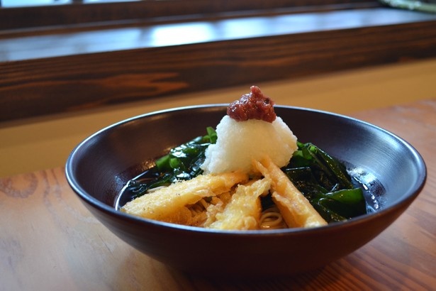 謡曲「隅田川」に登場する梅若丸にちなんだ「梅若そば」1000円。ワカメ、大根おろし、梅のさっぱりとした味わいに、若タケノコの天ぷらの食感がアクセントに(「きそば 長平」)
