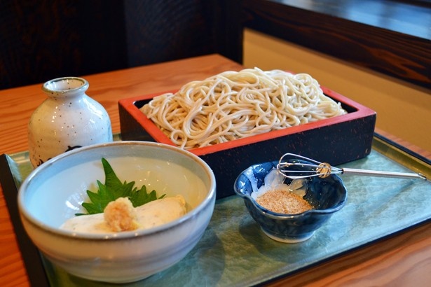 「豆腐せいろ」860円。そば粉を練り込んだ豆腐につけ汁をかけ、豆腐をよくつぶし、麺をつけて食べる個性的なメニュー(「きそば 長平」)