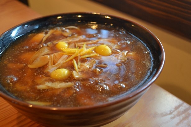 ゆずが香る熱々の「生湯葉あんかけそば」1050円。アワビ茸、生湯葉の食感が楽しい(「きそば 長平」)