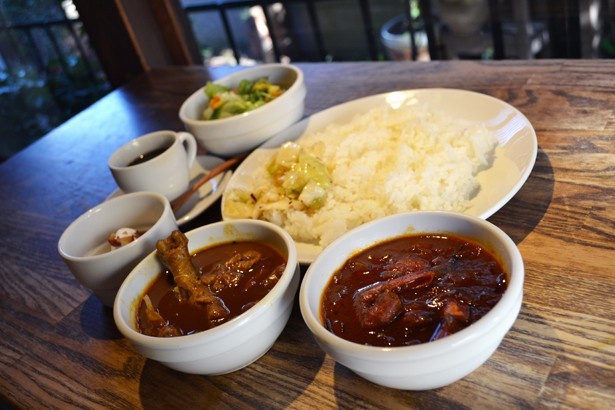 サラダ、カレー2種、ミニデザート、ミニコーヒーor紅茶が付いた「ペアカレーランチ」1400円。カレーはチキンやココナッツなど定番4種、日替り2種から選べる(「スパイスカフェ」)