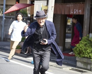 主演ドラマで吉田鋼太郎が“押上”をエスコート