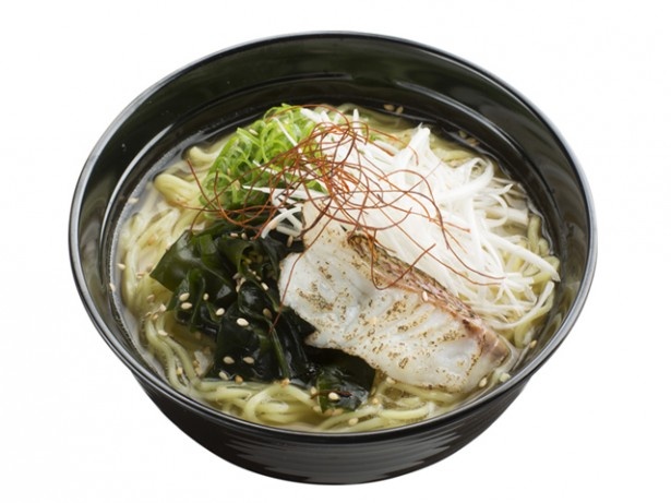 【写真を見る】店内で炙ったタイをトッピング、料亭顔負けのスシロー自慢の味「鯛だし塩ラーメン」(税抜280円)