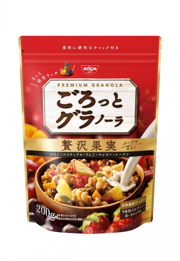 【写真を見る】果実の量が合計約10％アップ！贅沢に進化した「ごろっとグラノーラ 贅沢果実」(希望小売価格・税抜300円)