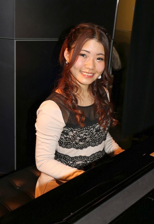 【写真を見る】演奏曲のアレンジもするピアノ担当のAlice