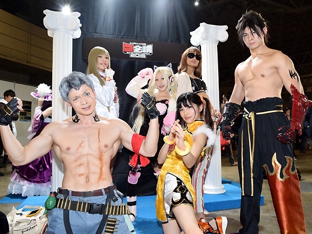 「鉄拳」シリーズのキャラクターに扮するコスプレイヤー。前列左より、あおさん、サチさん、kenさん、後列左より、星野奏さん、にぁさん、Fenix D'Joanさん