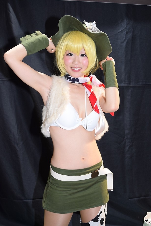 「モンスターストライク」のコルセアに扮する小梅さん