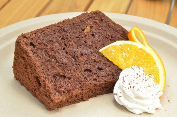 フワフワの食感が自慢の「シフォンケーキ」(320円、ドリンクセット600円)。ダークチョコ×オレンジピールなど、日によって違う味が登場