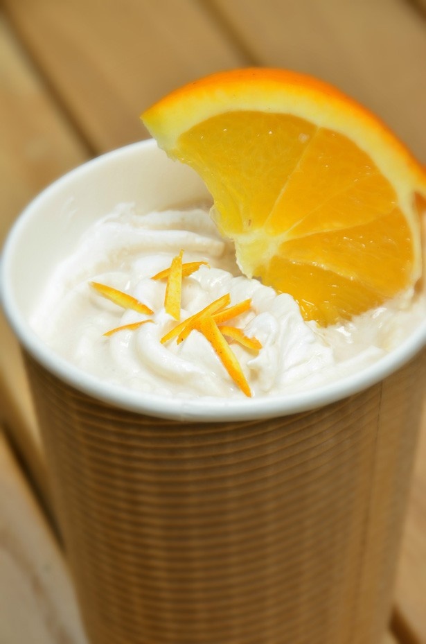 バリのカフェメニューをイメージした「フレンチカフェ ロワイヤル」(380円)。深煎りのコーヒーに、オレンジの香りが引き立つ