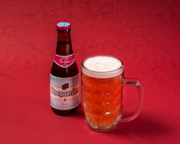 【写真を見る】バレンタイン限定ビールも要チェック！爽やかなホワイトビールにフランボワーズが優しく香る「ヒューガルデン・ロゼ」(820円)