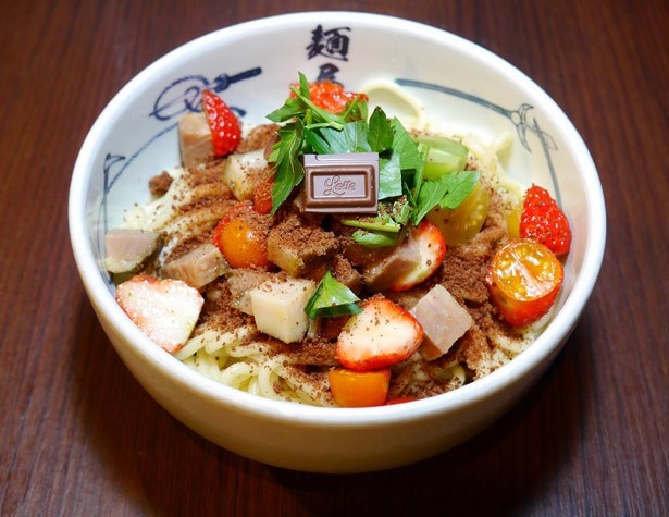 【写真を見る】イチゴやカラフルトマトなど色鮮やかな素材をトッピング！まるでスイーツのように華やかだ