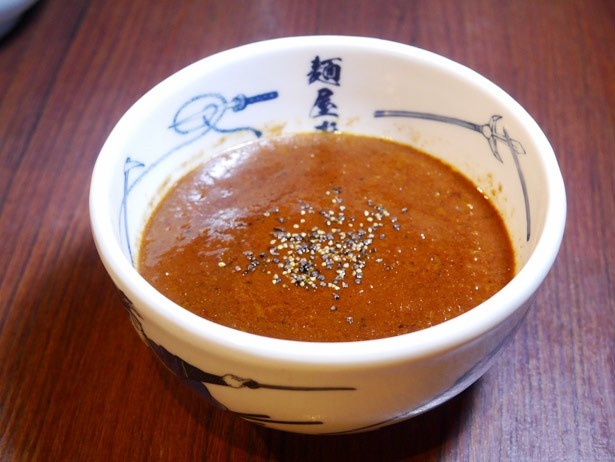 つけ汁は「ガーナミルク」を1枚贅沢に使った濃厚スープ。複雑なハーモニーがクセになること必至！