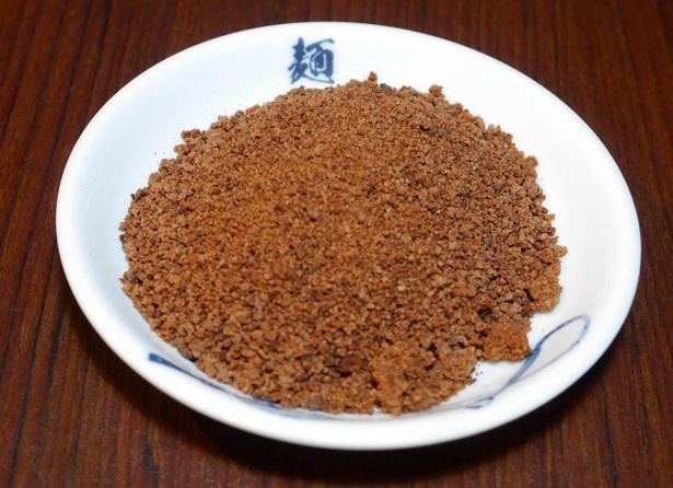 麺の上にふりかけられている、“燻製チョコパウダー”。「ガーナミルク」約0.5枚を使用している