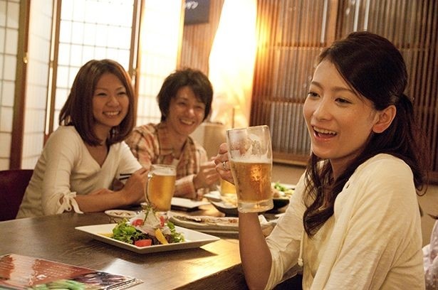 【写真を見る】若年層でビール回帰の動き。楽しむのは仕事仲間より家族や親しい友人と(写真はイメージ)