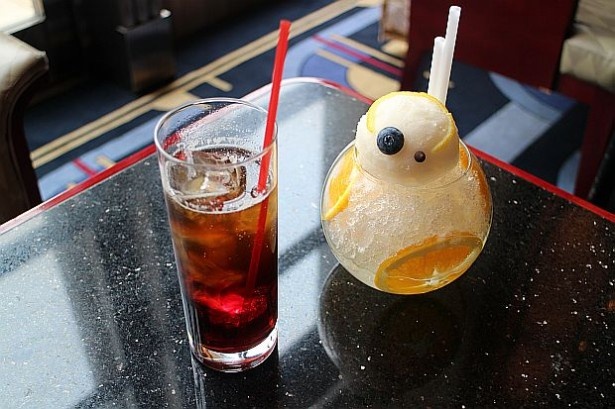 【写真を見る】ディズニーアンバサダーホテル内にあるロビーラウンジで楽しめるスペシャルドリンク！
