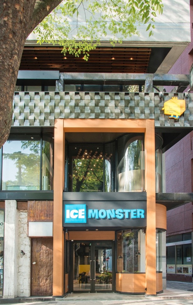 迫力のあるICE MONSTREのロゴが配置された表参道店の外観