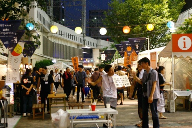 会場は、なんばパークスと、なんばCITY南館の間に広がる、なんばカーニバルモール