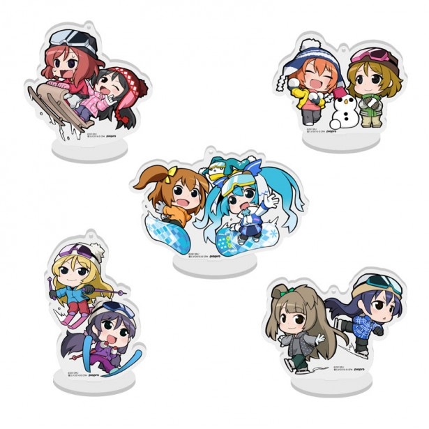 【写真を見る】穂乃果＆雪ミクがスケボーに挑戦!?アクリルスタンド(各700円)を手に入れよう