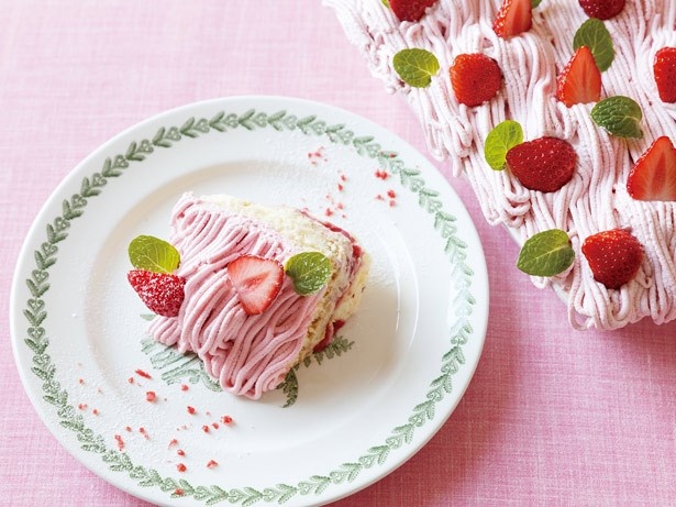 ピンク色のストロベリークリームでおめかし！「ストロベリーモンブラン」(740円)