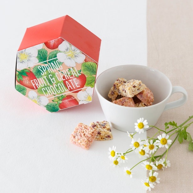2月15日(月)発売の「スプリング フルーツ＆シリアルチョコレート」(540円)。サクサク食感のシリアルとフルーツを、チョコレートでコーティングしている