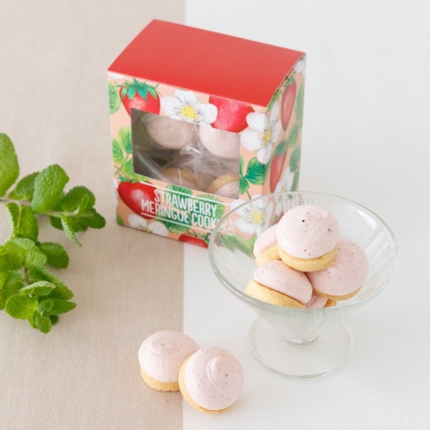 2月15日(月)発売の「苺のメレンゲクッキー」(864円)。アーモンドクッキーとイチゴ味のメレンゲが織り成す、2つの軽やかな食感を楽しめる