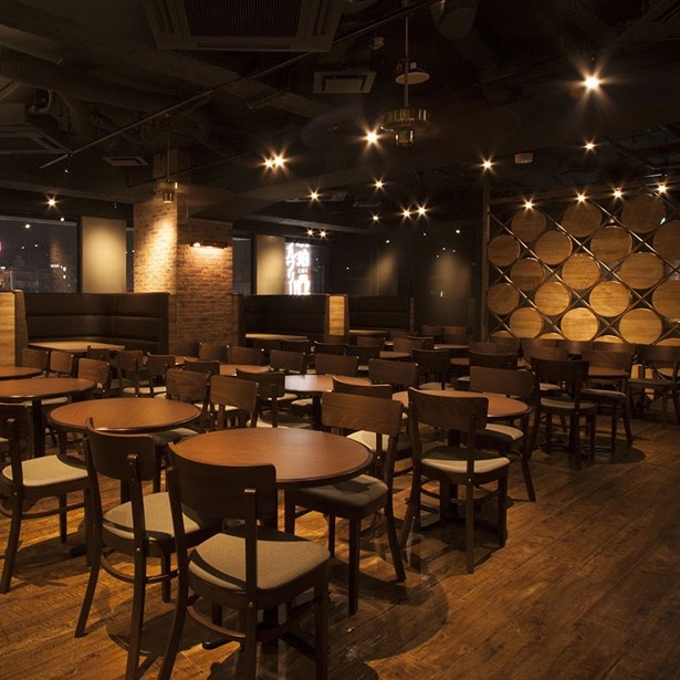 ウッディな作りで落ち着いた雰囲気の店内