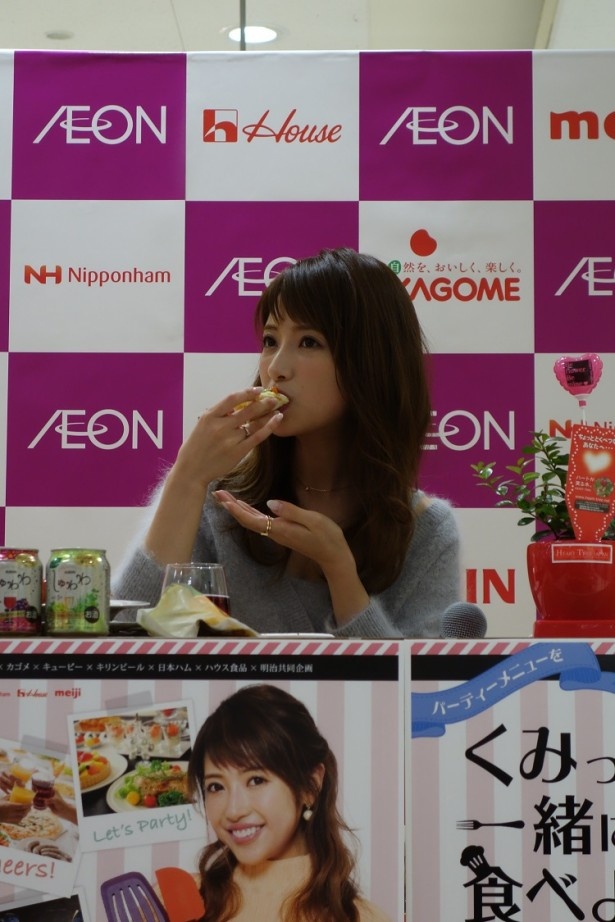 マシュチョコピザを試食中！