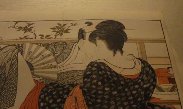 こちらも三大春画の一作である喜多川歌麿「歌まくら」。扇子の歌で2人の関係が読み取れるのだとか
