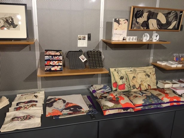 春画グッズも豊富にそろい、ミュージアムショップで販売される