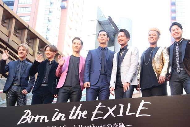 【写真を見る】三代目JSBのメンバーがレッドカーペットに登場!