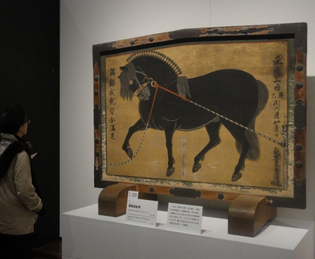 現在の本堂が再建された後の1653年に奉納された「繋馬図絵馬」