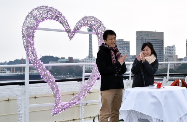 【写真を見る】2000球の光が生み出すイルミネーションオブジェ「ジュエルハート」の点灯式