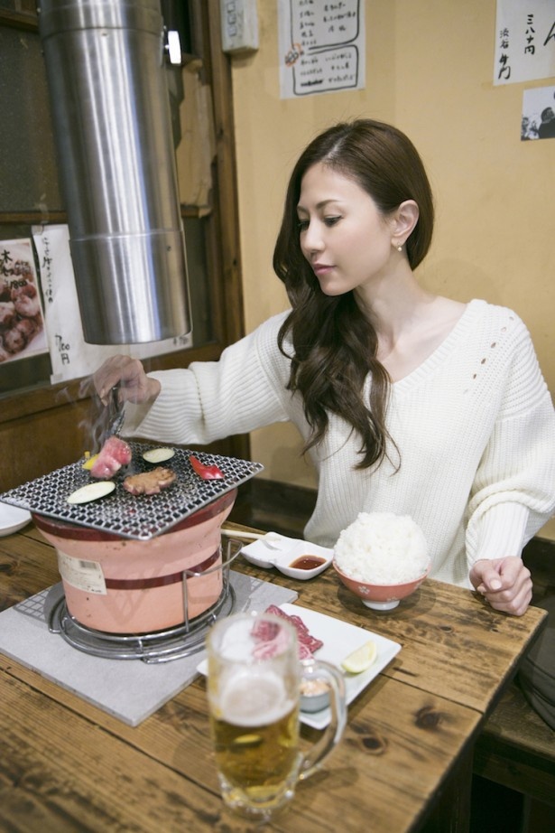 哀愁漂う一人焼肉のシーン。撮影を機に「これからリアルでも行けるかも」と笑顔