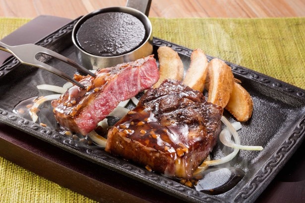 【写真を見る】人気の「熟成赤身ログステーキ」が、肉祭りにふさわしいボリュームに！数量限定のためお早めに
