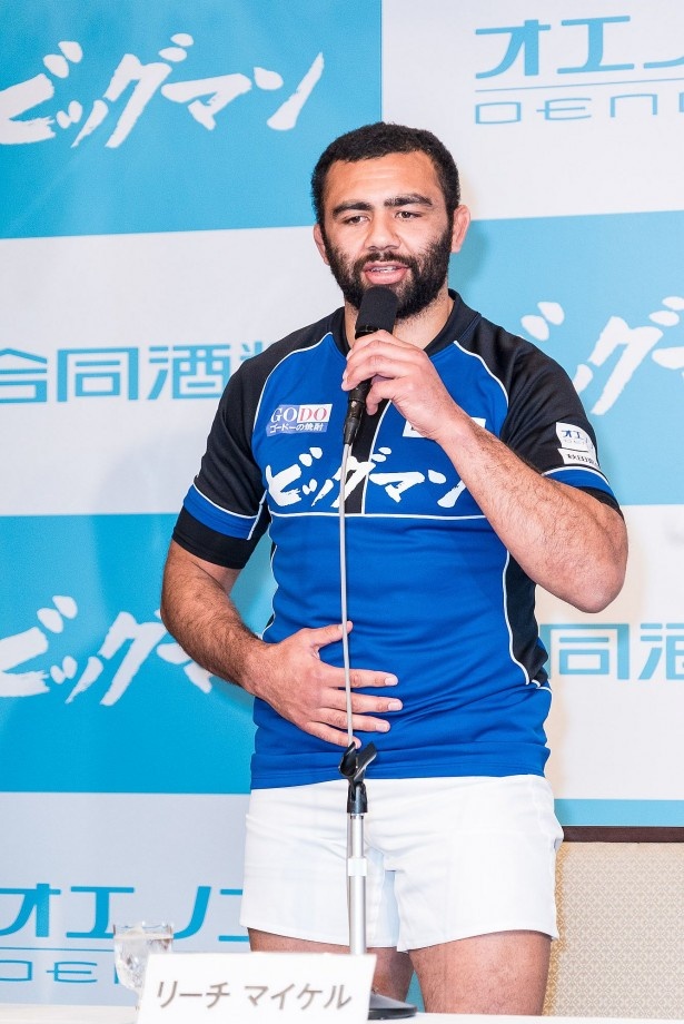 【写真を見る】CMで着用しているビッグマンのユニフォーム姿で登場したリーチ・マイケル