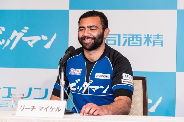 「北海道からのオファーはすべて受けることにしている。ビッグマンとともにラグビーの人気を高めていきたい」と笑顔で語るリーチ・マイケル