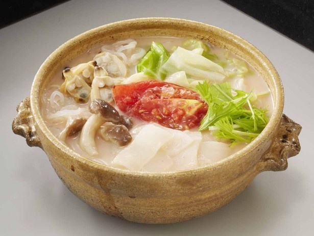 Vege白湯と、カツオ、昆布、アサリをベースにしただしに、じっくりと焼いて甘味を引き出したトマトを加えた「トマト豆乳鍋」(430円)
