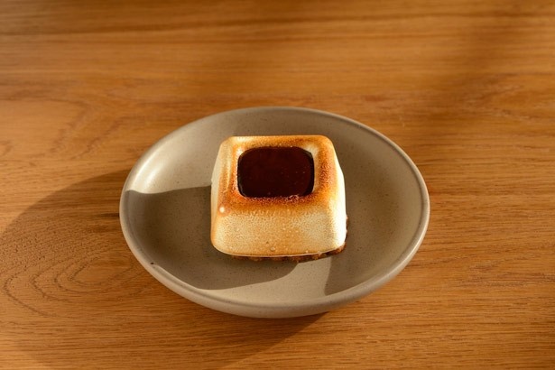 直火で乾燥させたカカオ豆のスモーキーな風味が漂う「パプアニューギニア・スモア」(450円)