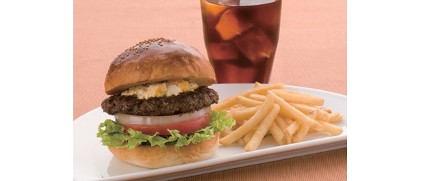 まだまだある！“極うまバーガー”ラインナップ　【写真は、ハンバーガーセット（平日ランチ）/900円】
