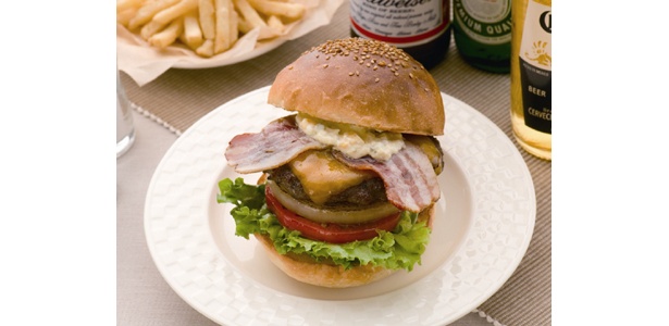 「ベーコンチーズバーガー」（1150円）は、ベーコンの風味と、チーズのとろ〜り感がバツグン