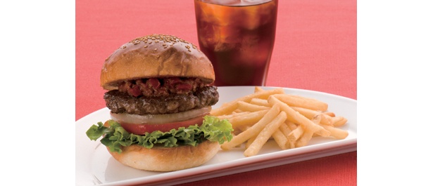 ホットチリバーガーセット（平日ランチ・1100円）は、お昼に食べれば元気いっぱいに！