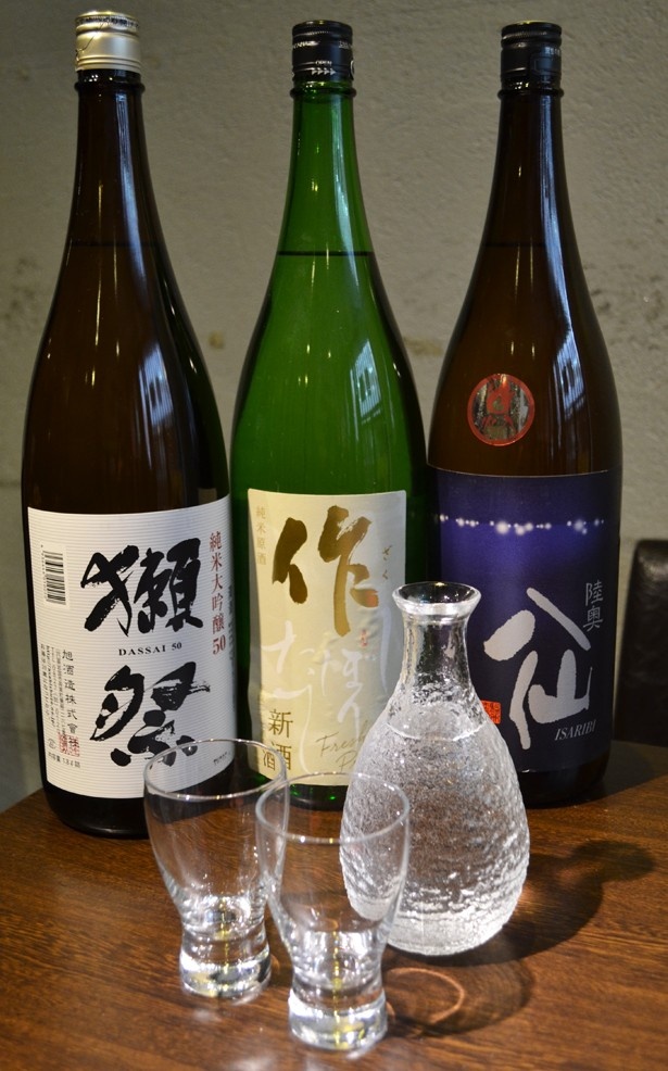 (右から)ウニに合う青森県の「陸奥八仙 漁大」1合￥1026、三重県の「作」1合￥1058、山口県の「獺祭」1合￥1166(「海鮮 うにくら」)