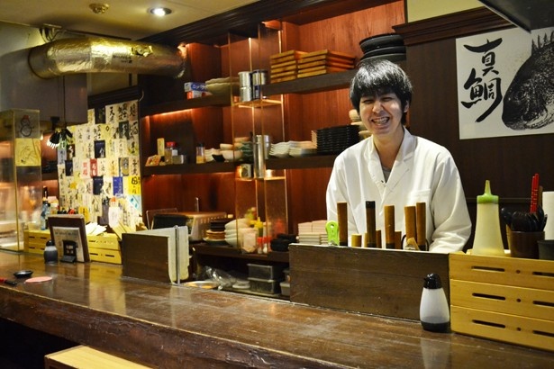 「海鮮 うにくら」の調理主任・小田大樹さん。気さくな店員さんたちとの会話も楽しみたい
