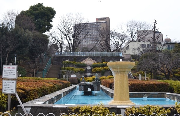 後楽園駅を出てすぐ、目の前に広がる「礫川公園」
