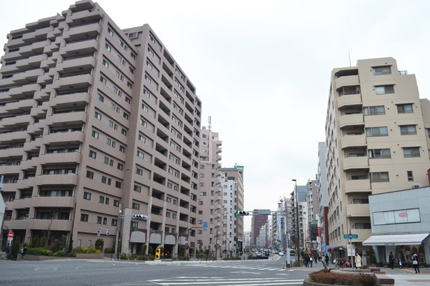 大きなマンションやオフィスが並ぶ春日通り。交通量は多いが、一本入るだけで静かな住宅地が広がっている