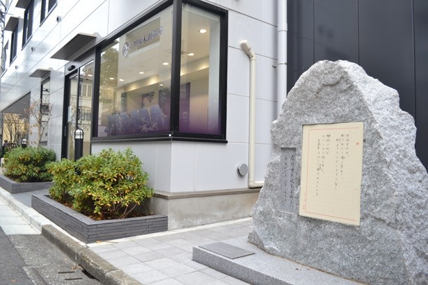 なにげない道の途中にたたずむ、詩人・歌人・評論家としても有名な「石川啄木終焉の地 歌碑・顕彰室」。ゆかりの文人が多い文京区ならではのスポット